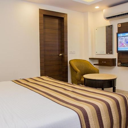 Hotel Pawan Plaza Near Sir Ganga Ram Hospital Делхи Екстериор снимка