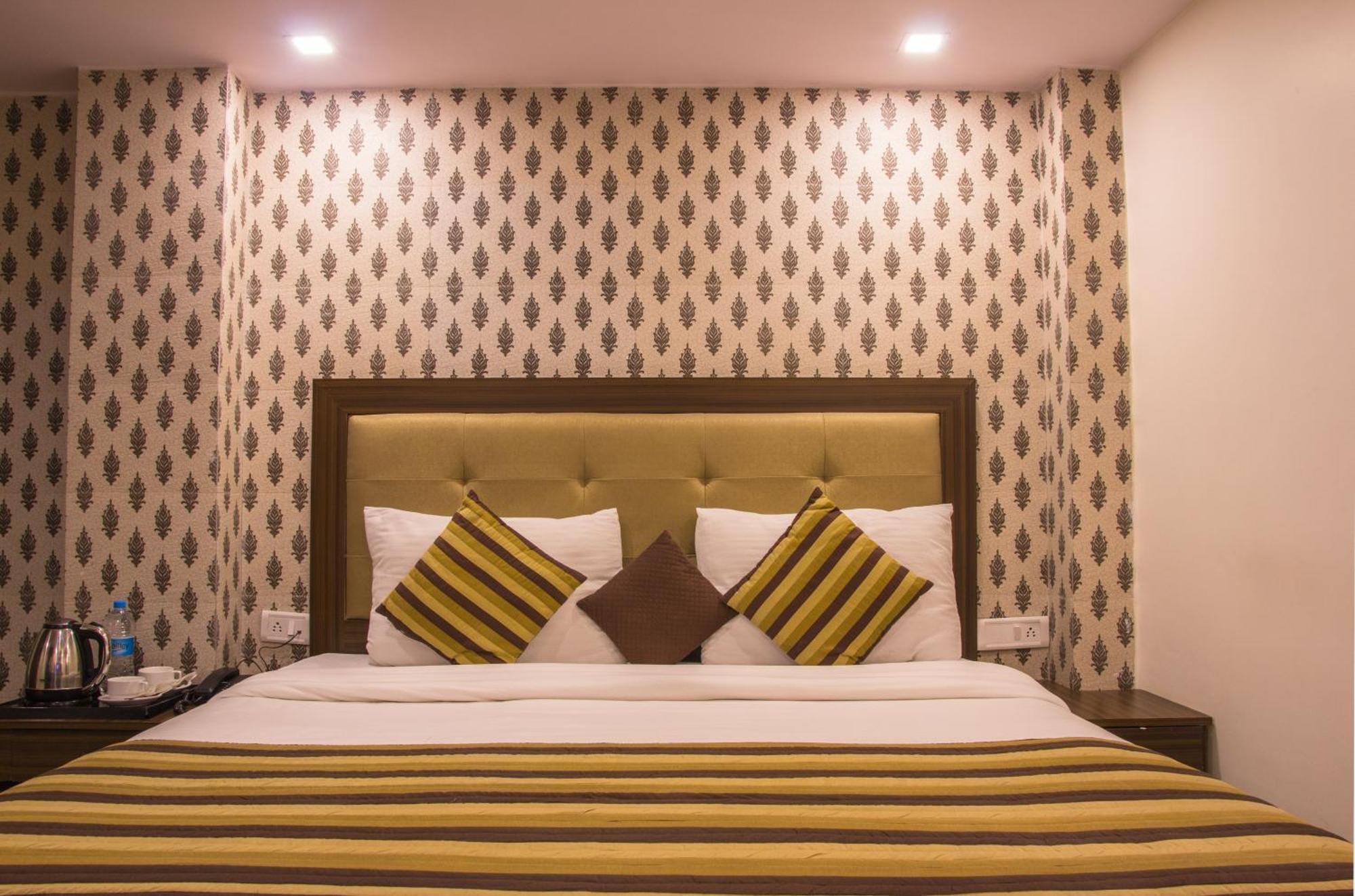 Hotel Pawan Plaza Near Sir Ganga Ram Hospital Делхи Екстериор снимка