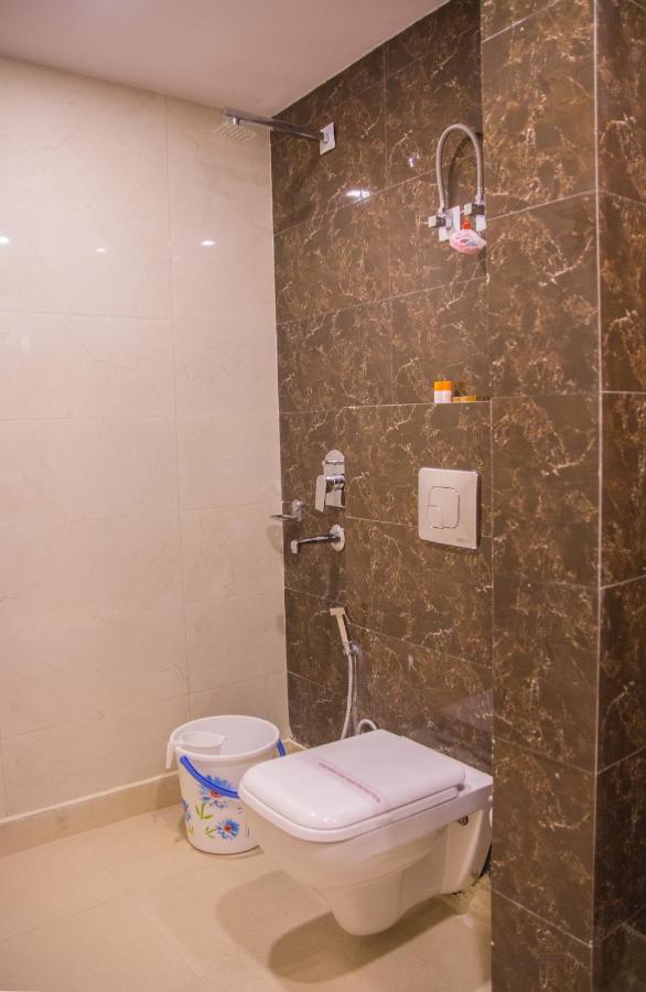 Hotel Pawan Plaza Near Sir Ganga Ram Hospital Делхи Екстериор снимка