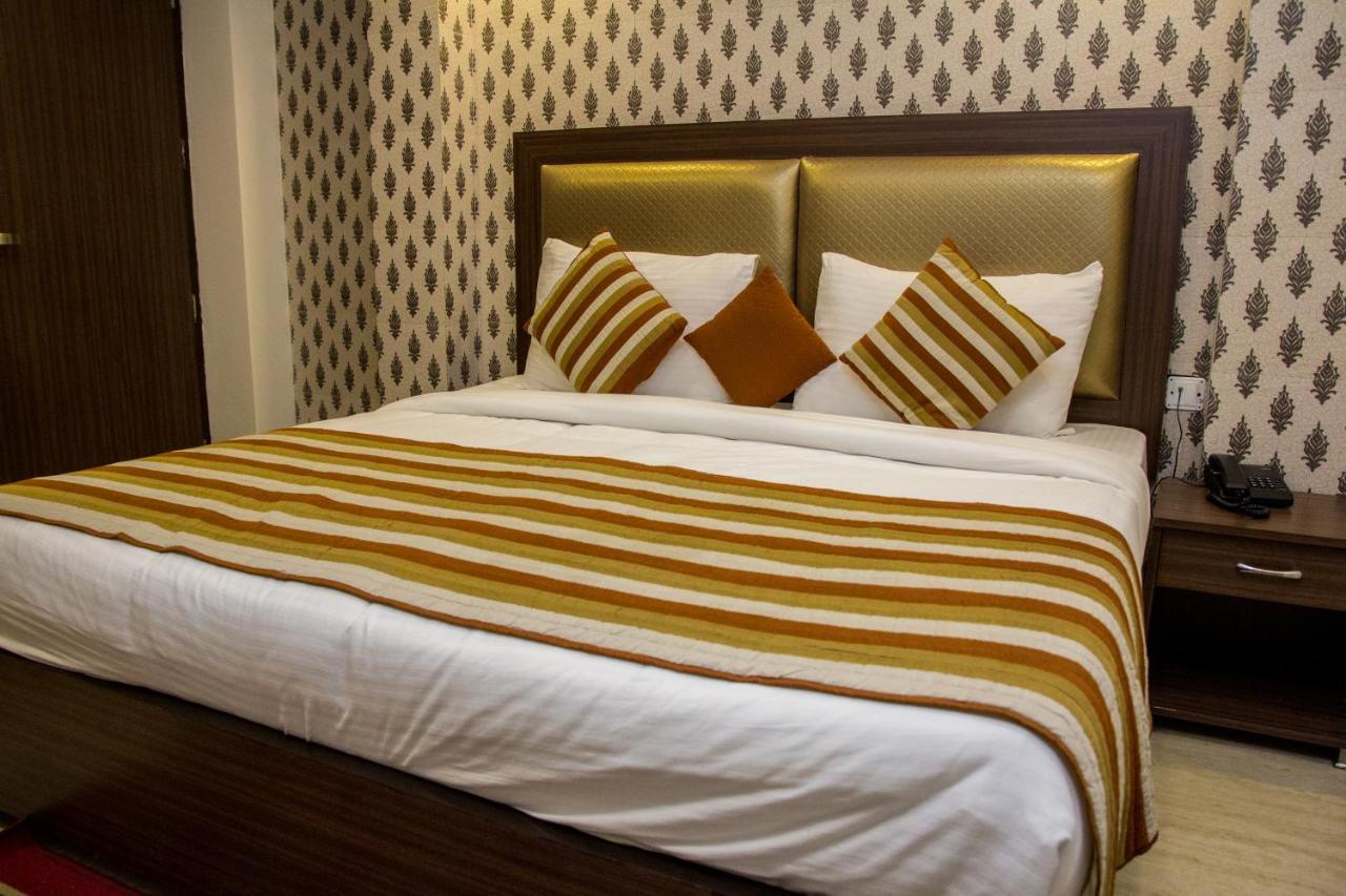 Hotel Pawan Plaza Near Sir Ganga Ram Hospital Делхи Екстериор снимка