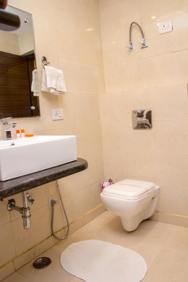 Hotel Pawan Plaza Near Sir Ganga Ram Hospital Делхи Екстериор снимка