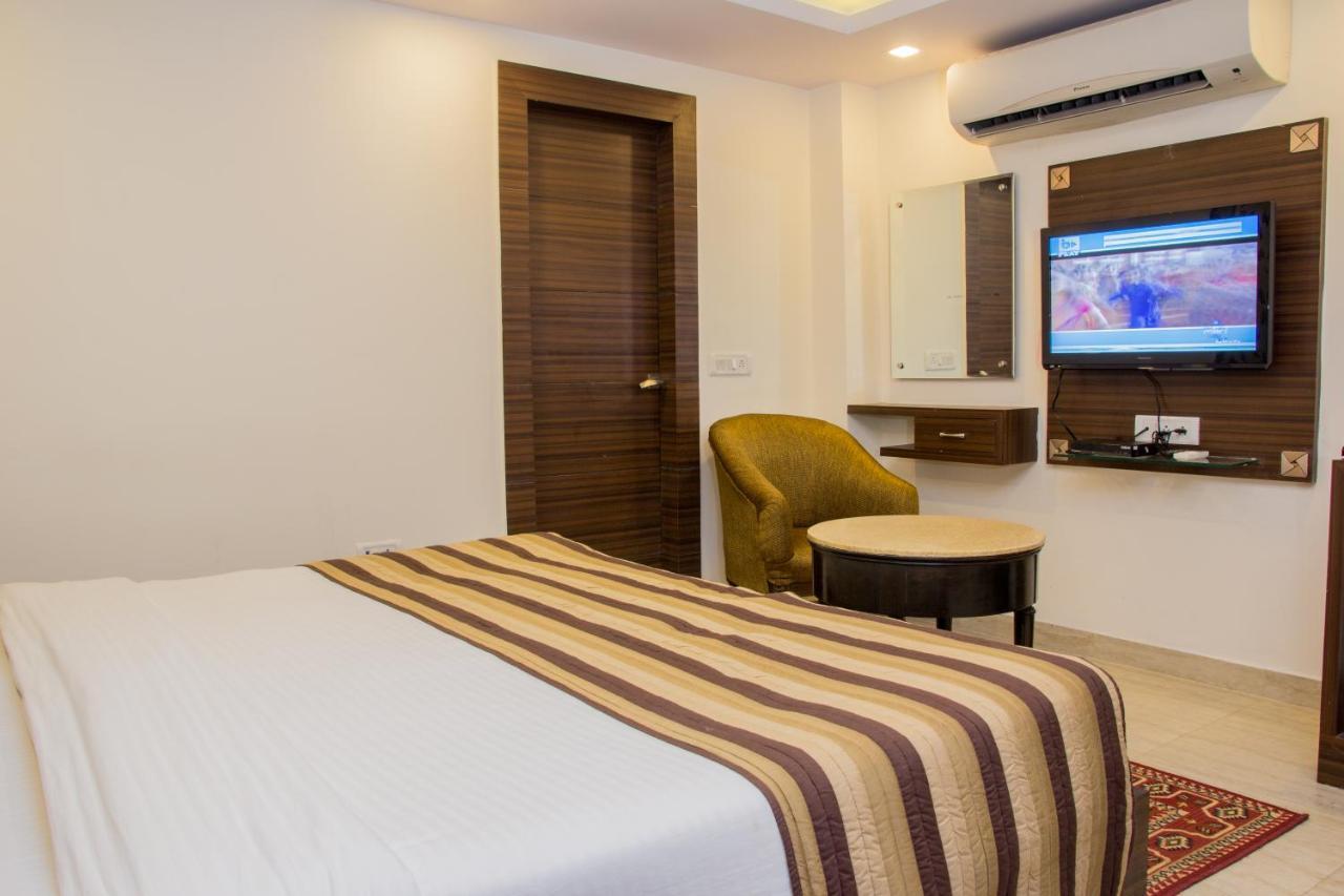 Hotel Pawan Plaza Near Sir Ganga Ram Hospital Делхи Екстериор снимка