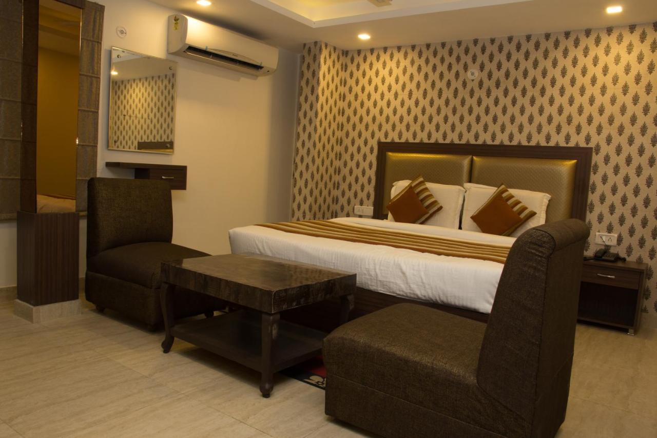 Hotel Pawan Plaza Near Sir Ganga Ram Hospital Делхи Екстериор снимка