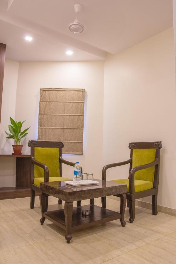 Hotel Pawan Plaza Near Sir Ganga Ram Hospital Делхи Екстериор снимка