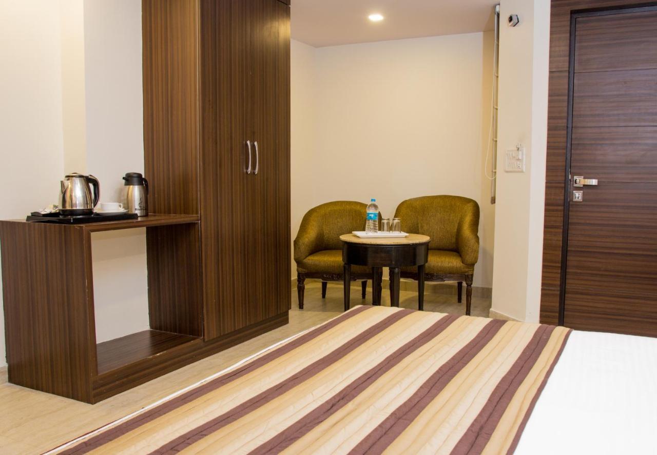 Hotel Pawan Plaza Near Sir Ganga Ram Hospital Делхи Екстериор снимка
