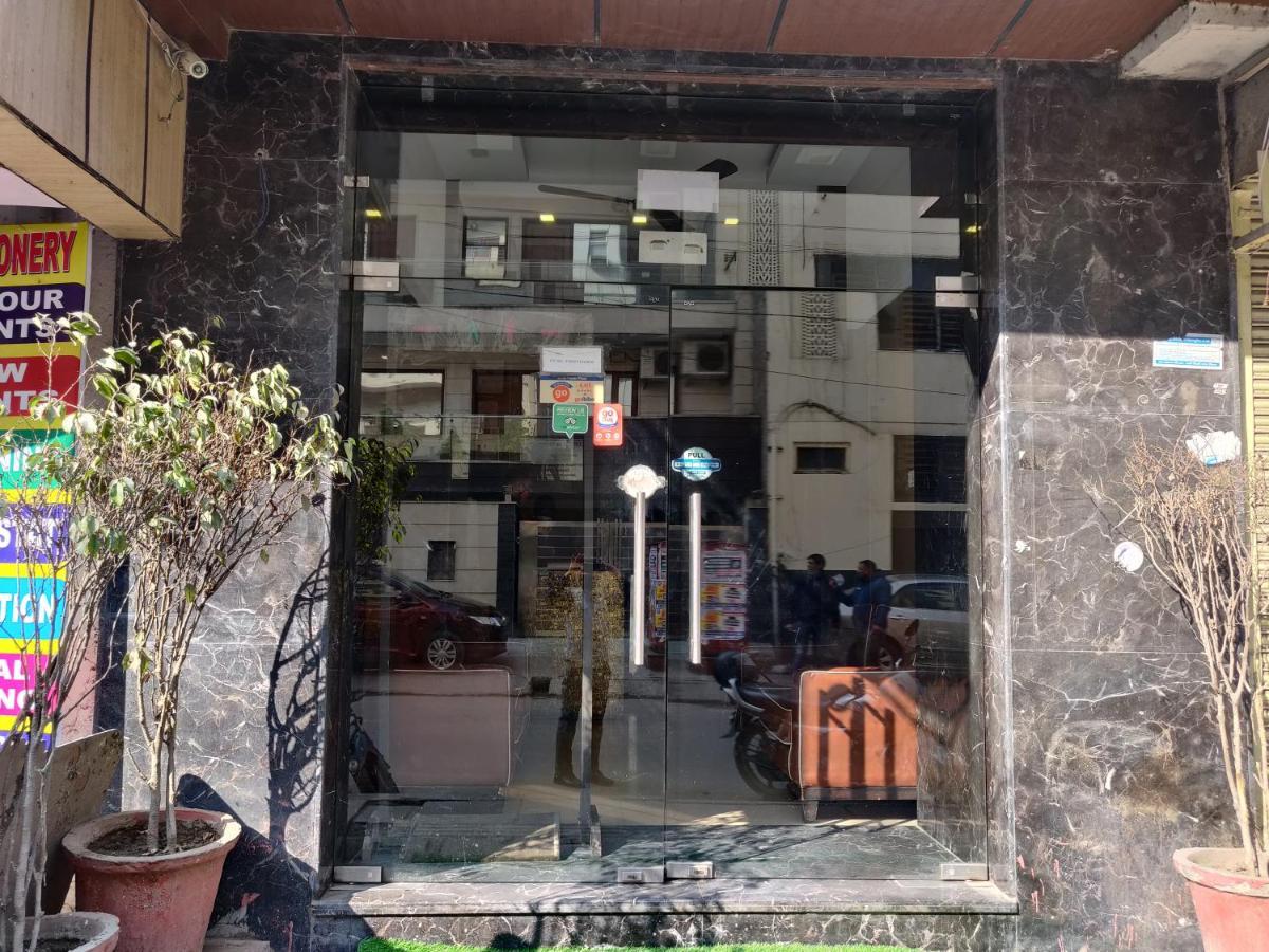 Hotel Pawan Plaza Near Sir Ganga Ram Hospital Делхи Екстериор снимка