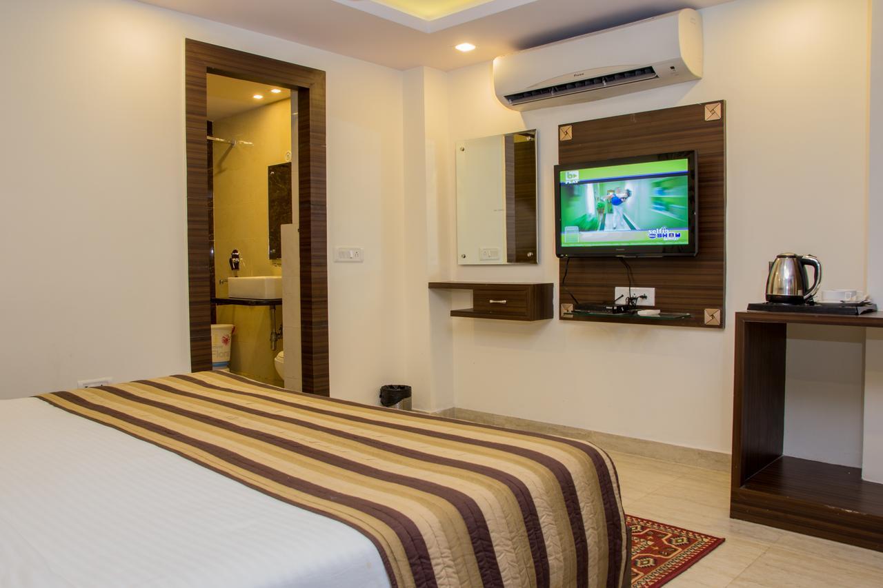 Hotel Pawan Plaza Near Sir Ganga Ram Hospital Делхи Екстериор снимка