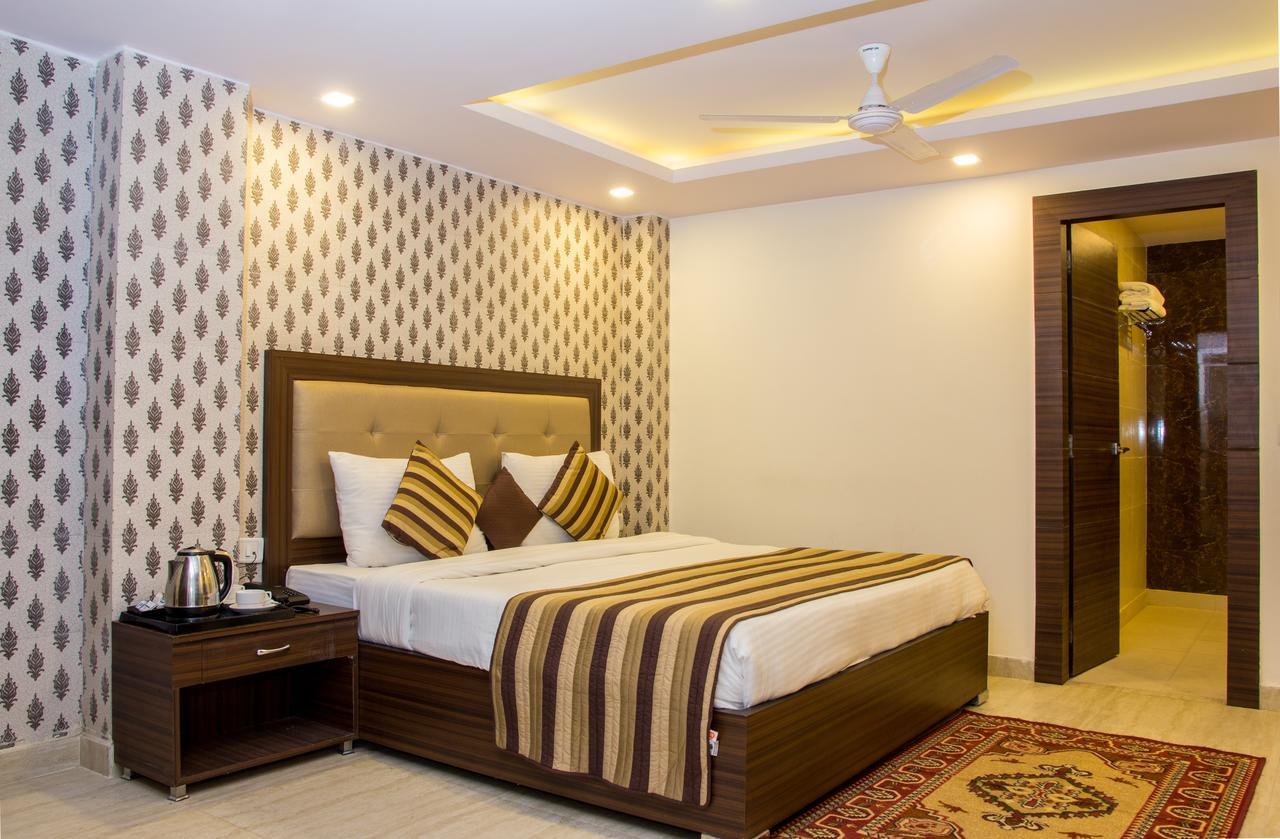 Hotel Pawan Plaza Near Sir Ganga Ram Hospital Делхи Екстериор снимка
