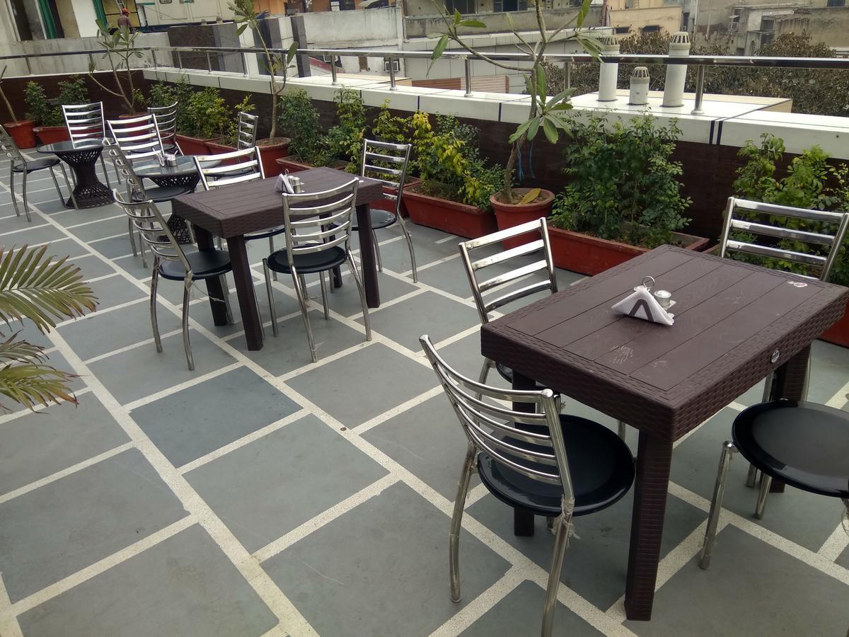 Hotel Pawan Plaza Near Sir Ganga Ram Hospital Делхи Екстериор снимка