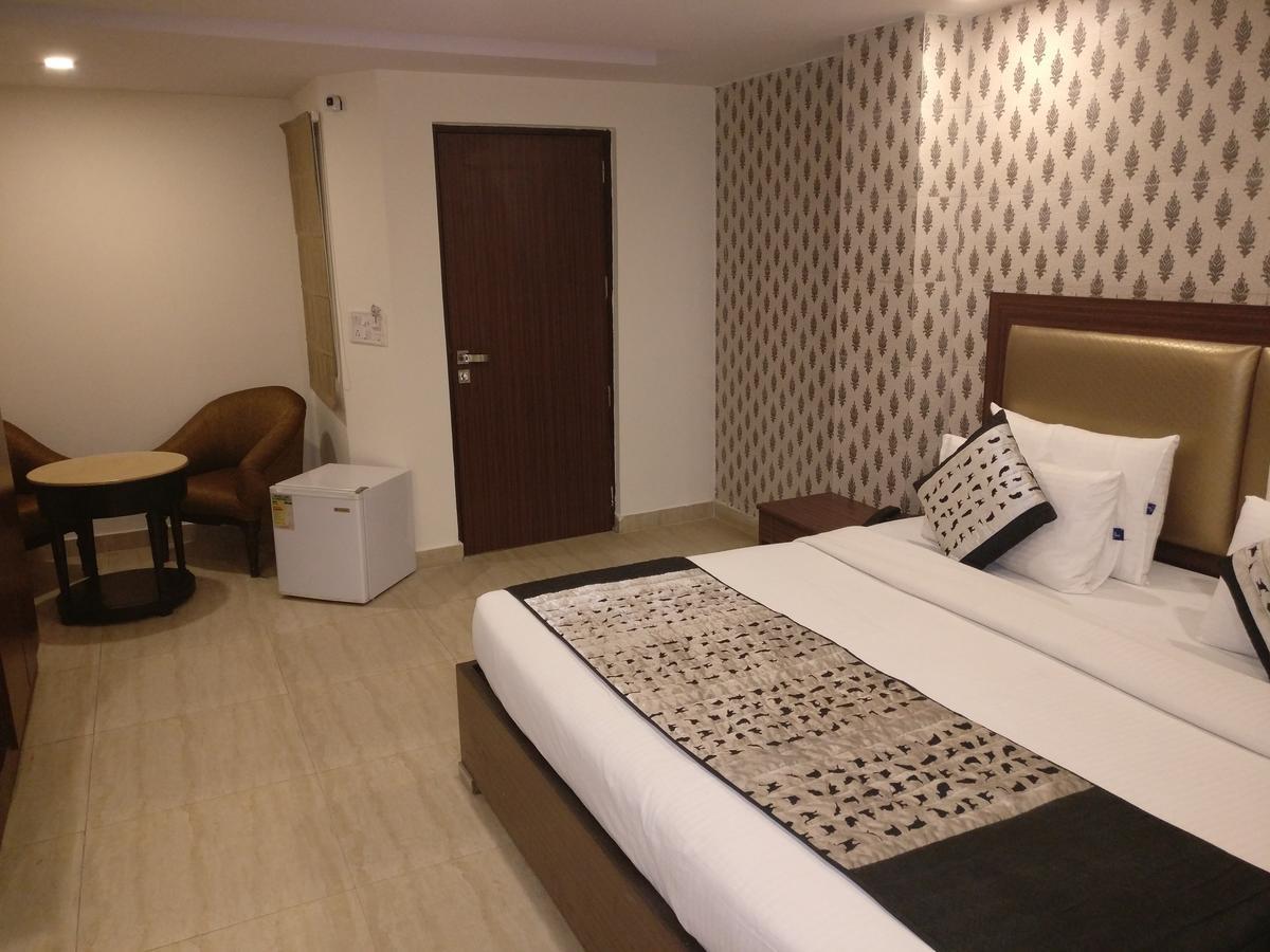Hotel Pawan Plaza Near Sir Ganga Ram Hospital Делхи Екстериор снимка