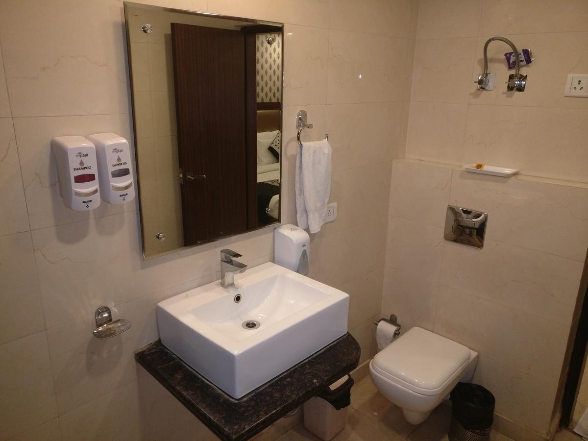 Hotel Pawan Plaza Near Sir Ganga Ram Hospital Делхи Екстериор снимка