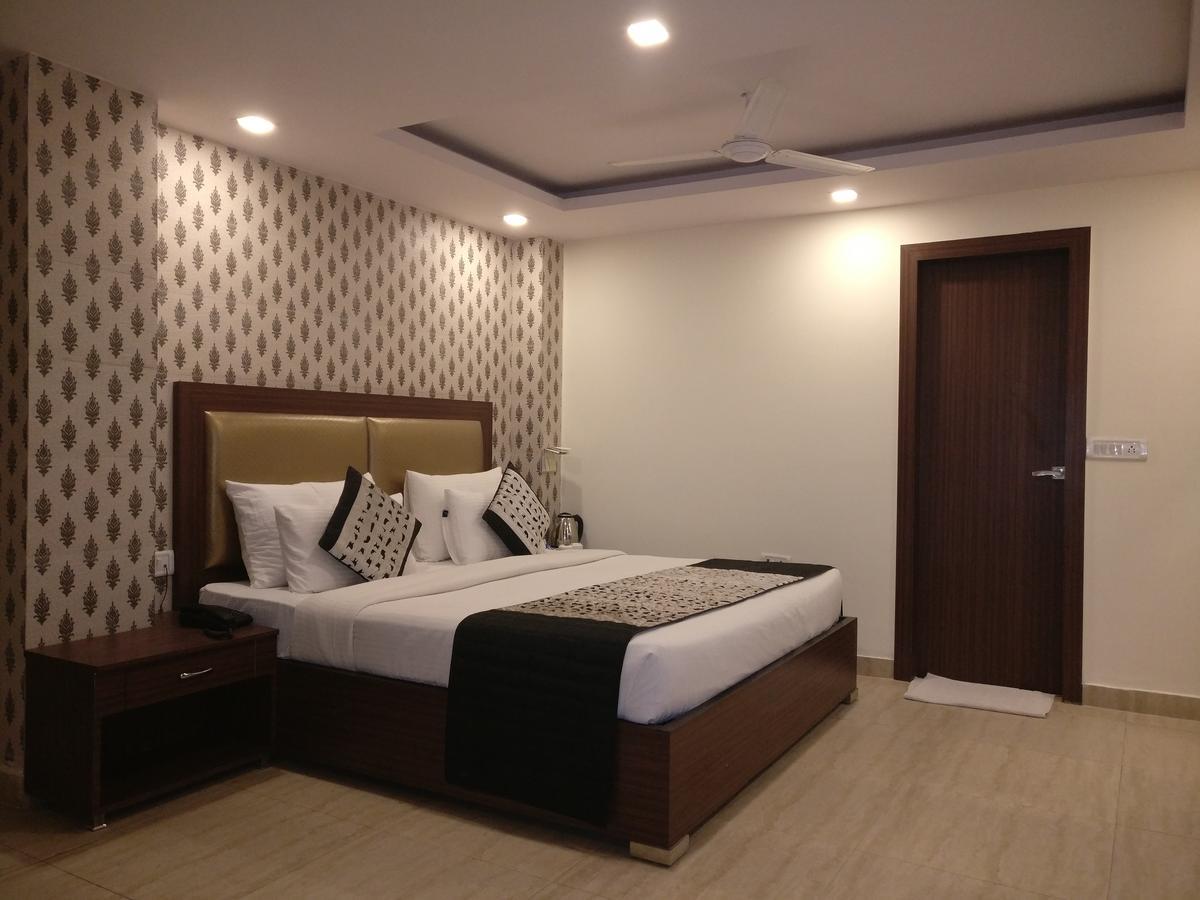Hotel Pawan Plaza Near Sir Ganga Ram Hospital Делхи Екстериор снимка