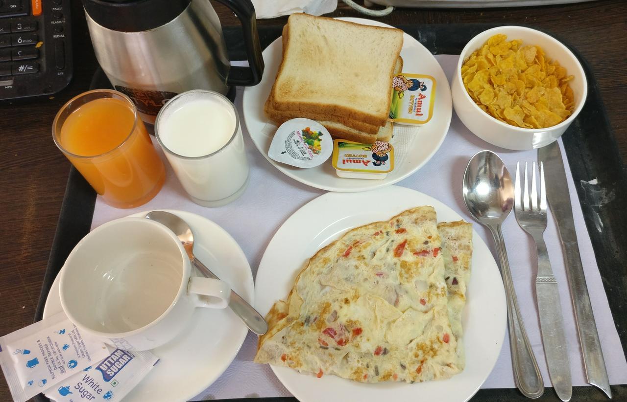 Hotel Pawan Plaza Near Sir Ganga Ram Hospital Делхи Екстериор снимка