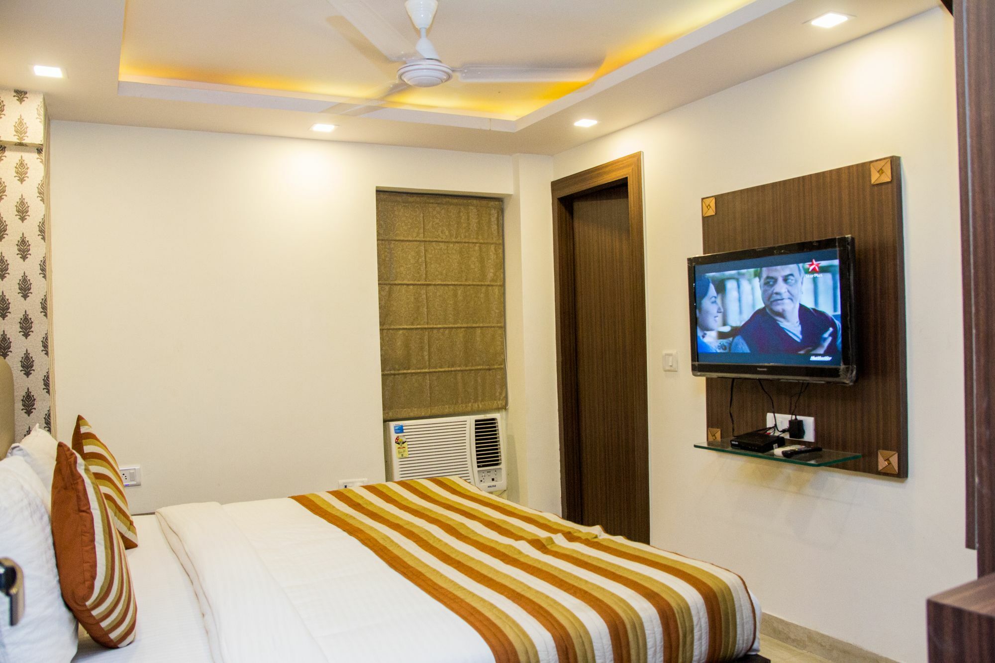 Hotel Pawan Plaza Near Sir Ganga Ram Hospital Делхи Екстериор снимка