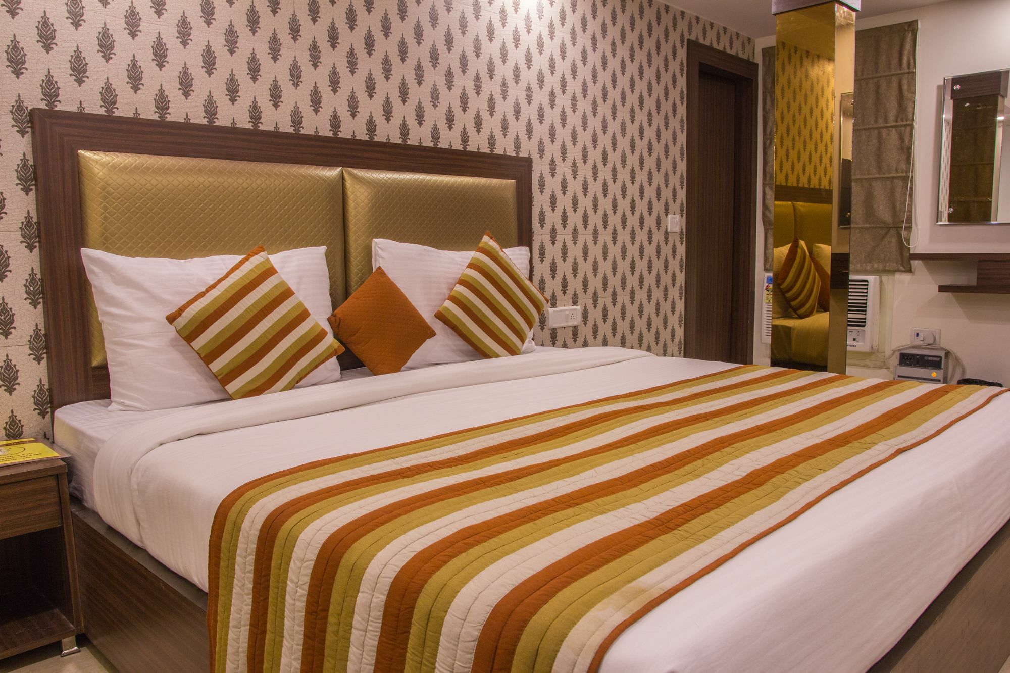 Hotel Pawan Plaza Near Sir Ganga Ram Hospital Делхи Екстериор снимка